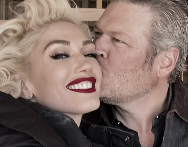 Blake Shelton kissing Gwen Stefani on the cheek